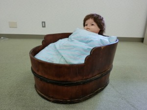 木製嬰児籠１