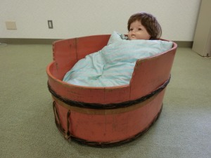 木製揺籃式嬰児籠１