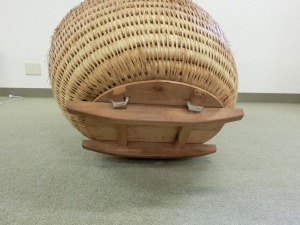 藁製揺籃具付き嬰児籠３