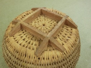 藁製用揺籃具付き嬰児籠４